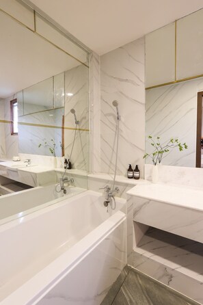 Regadera, secadora de cabello, toallas, papel de baño 
