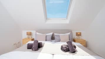 6 Schlafzimmer, Schreibtisch, Bügeleisen/Bügelbrett, Reisekinderbett