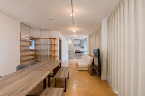 Un apartamento moderno con comedor, kitchenette y sala de estar.