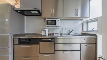 Superior Villa | Private kitchen | Full-size fridge, microwave, oven, stovetop