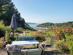 Outdoor dining - Wren Cottage Apartment (Fishguard)