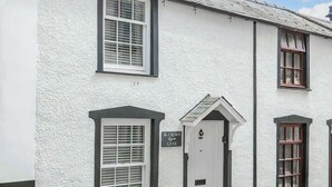 Ein weißes Gebäude mit einem Schild, auf dem '14 CROWN LANE' steht.