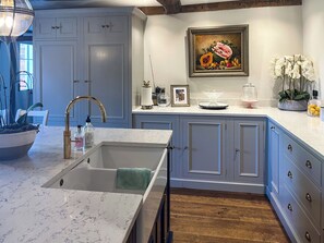 A kitchen with marble countertops, a sink, and wooden flooring. - 8 bedroom accommodation in Witnesham (Witnesham)
