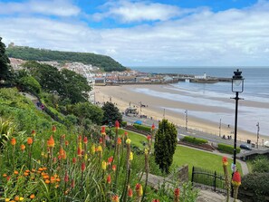 A coastal town with a beach, promenade, and historic buildings. - 4 bedroom accommodation in Scarborough (Scarborough)