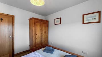 4 bedrooms, WiFi (free), bed sheets