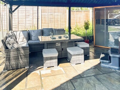 Bright spacious house with hot tub close to all amenities.