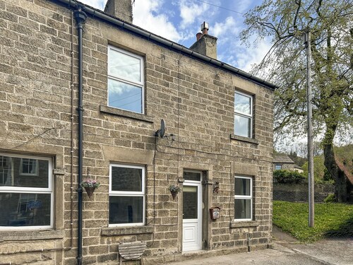 A Cosy two bedroom cottage, perfectly located in Bamford.