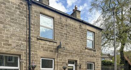 A Cosy two bedroom cottage, perfectly located in Bamford.