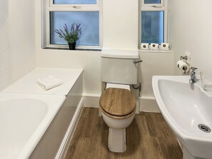 Towels - A Cosy two bedroom cottage, perfectly located in Bamford. (Bamford)