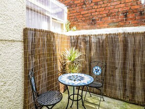 Outdoor dining - Set in the heart of Conwy Town, with views over the railway and Castle walls. (Conwy Town)