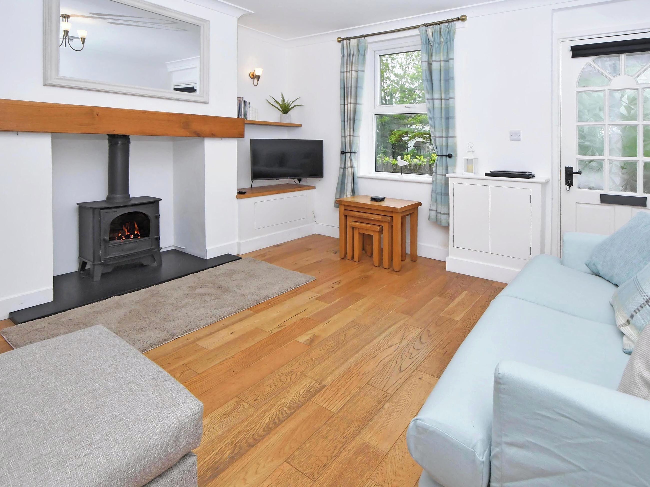 Set In The Heart Of Conwy Town, With Views Over The Railway And Castle Walls. - Conwy