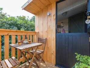 Outdoor dining - Bugail Hut - UK51876 (Cardiff)