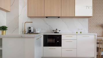 Fridge, microwave, stovetop, dishwasher