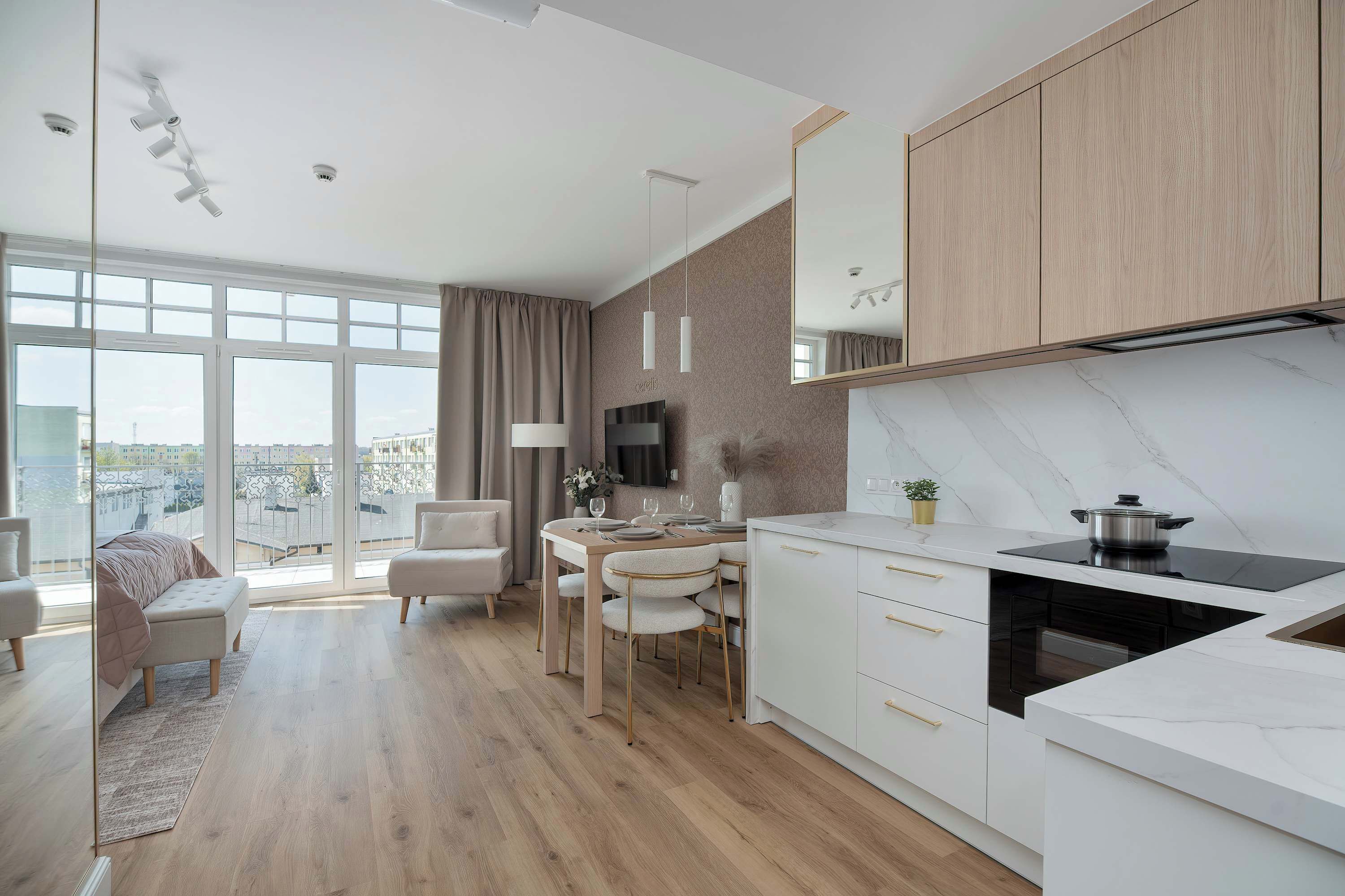 Une cuisine moderne avec un coin repas, de grandes fenêtres et une vue sur la ville.