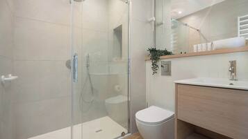Shower, hair dryer, towels, shampoo