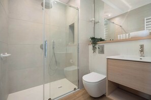 Shower, hair dryer, towels, shampoo - Stylish Studio with Balcony | Air Conditioning and Workspace (Ciechocinek)