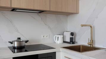Cafetière/bouilloire, réfrigérateur, micro-ondes, plaque de cuisson