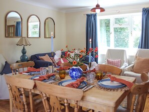 Dining - The White One in the Middle (Thurton)