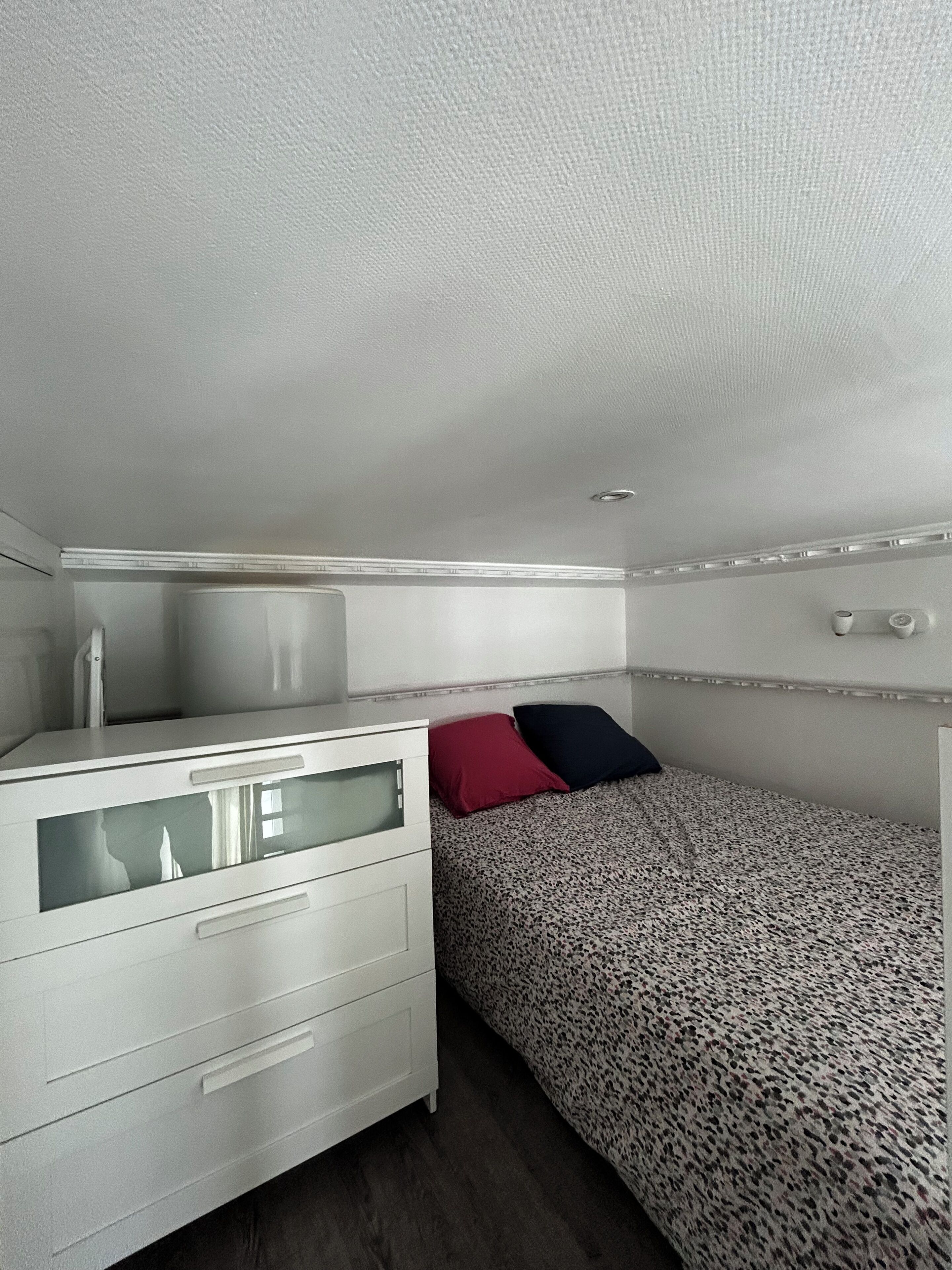 Iron/ironing board, bed sheets