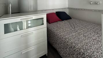 Iron/ironing board, bed sheets