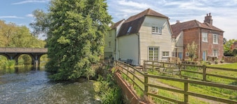 Stunning high end house in the gorgeous setting of the English countryside.