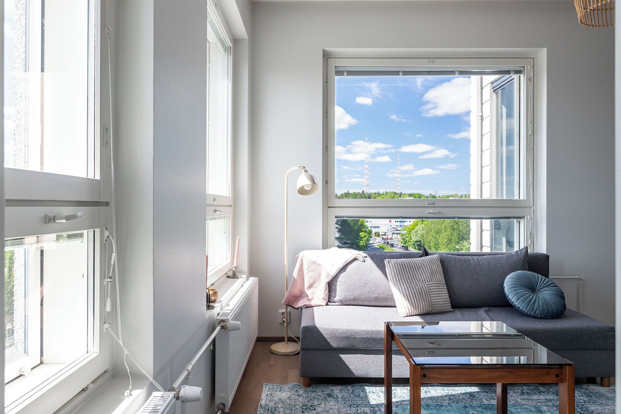 Comfort Apartment, City View | Living area | 32-inch Smart TV with cable channels