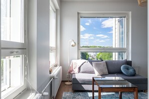 Lägenhet Comfort - utsikt mot staden | Vardagsrum | 32-tums smart-tv med kabelkanaler