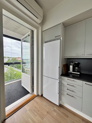 Comfort Apartment, City View | Dapur peribadi | Pembancuh kopi/teh 