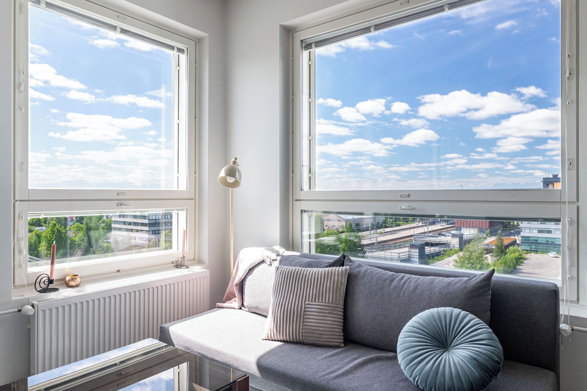 Comfort Apartment, City View | Living area | 32-inch Smart TV with cable channels