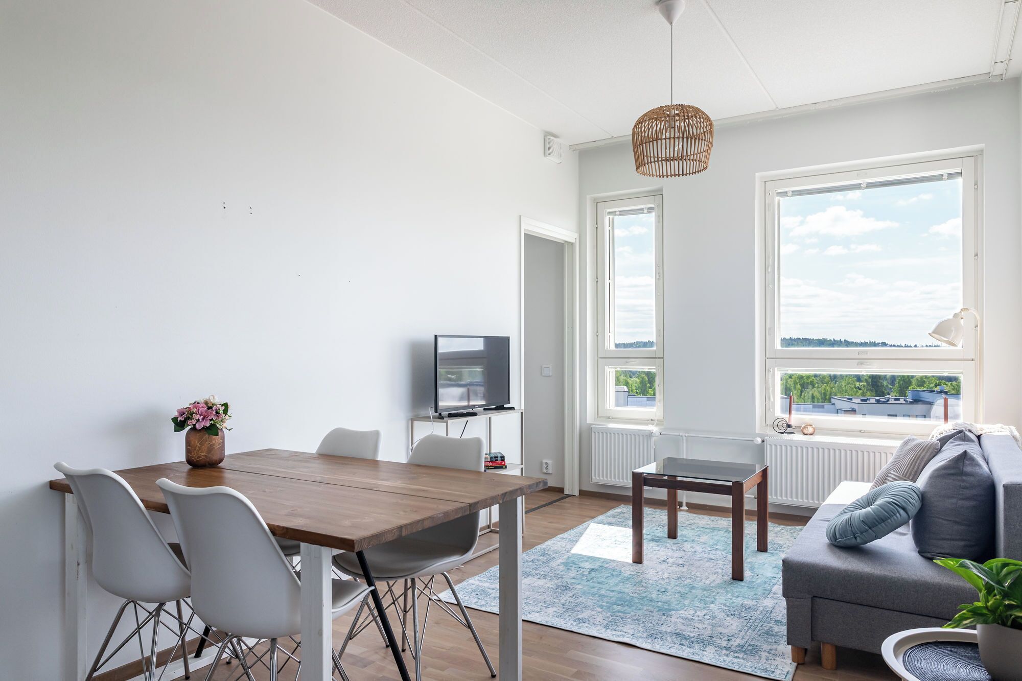 Comfort Apartment, City View | Living area | 32-inch Smart TV with cable channels