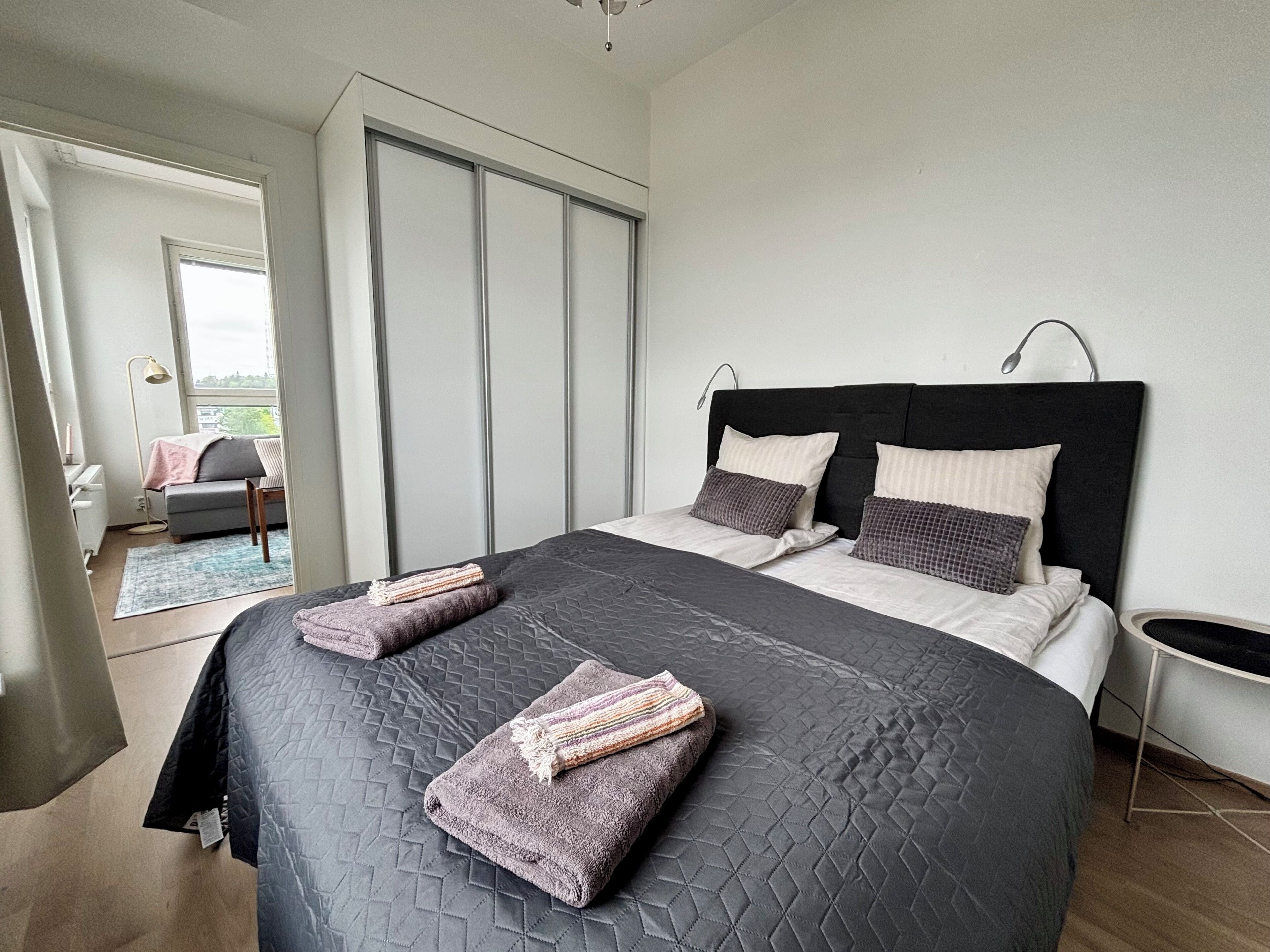 Cortinas blackout, tabla de planchar con plancha y wifi gratis 