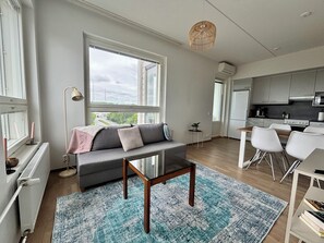 Comfort Apartment, City View | Ruang tamu | 32 inci sebuah televisyen pintar dengan kabel 