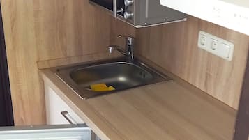 Geladeira, micro-ondas, cooktop, lava-louças