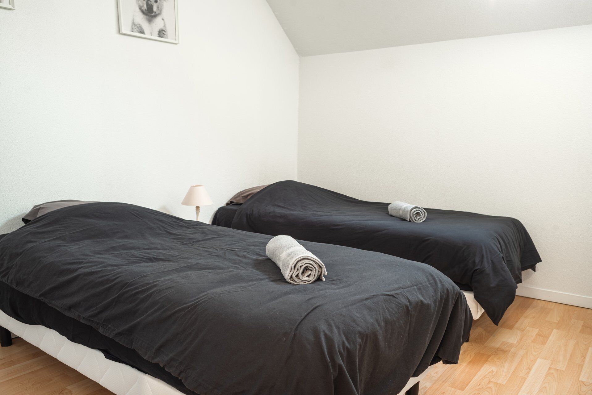 Tabla de planchar con plancha, internet y ropa de cama 
