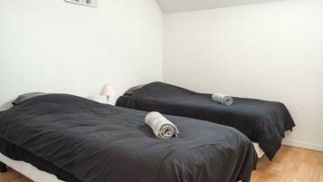 Tabla de planchar con plancha, internet y ropa de cama