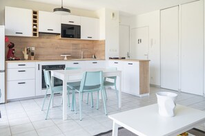 Private kitchen - Duplex with balcony • Pool • Near Honfleur (La Rivière-Saint-Sauveur)