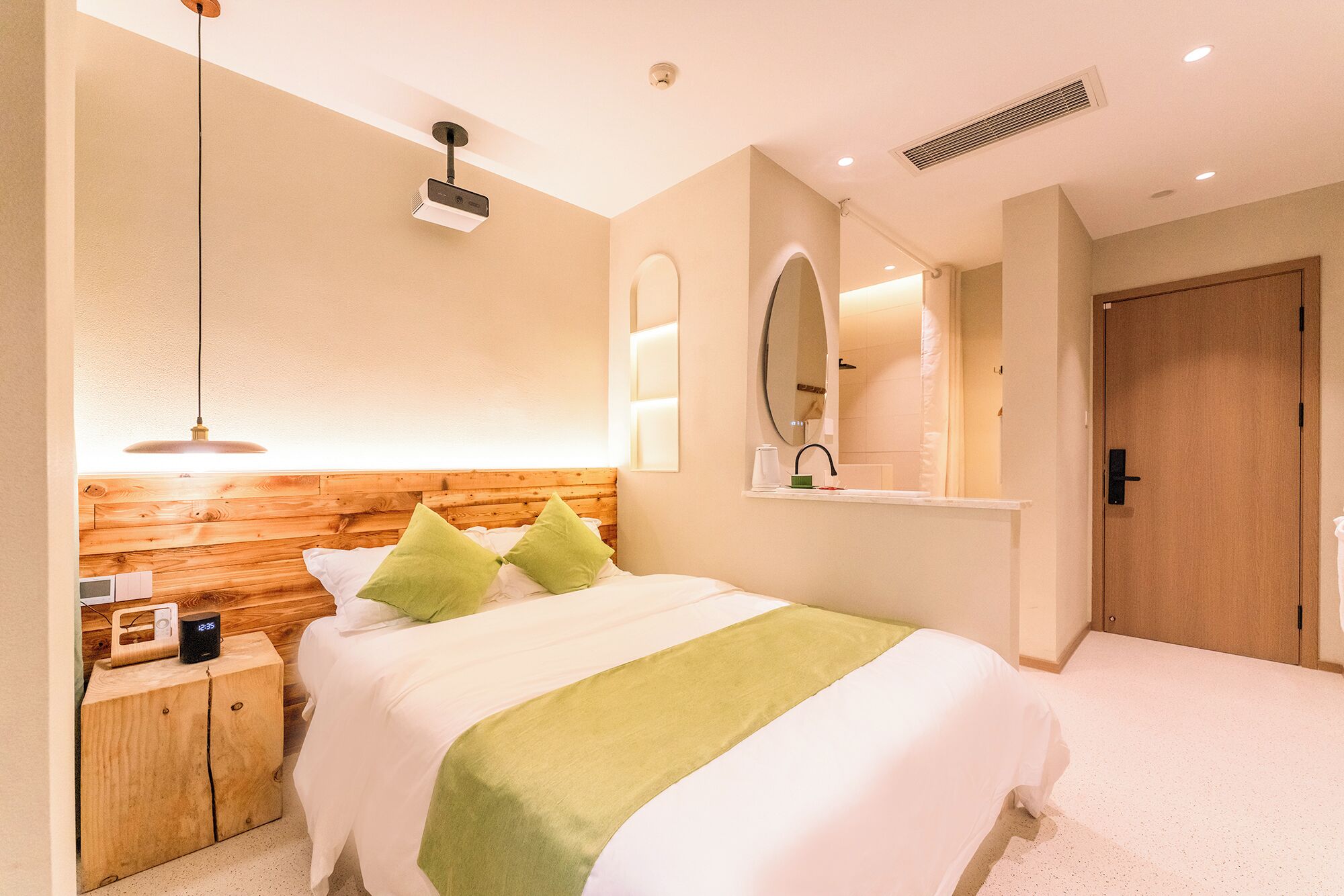 Habitación básica doble | Ropa de cama de alta calidad, edredones de plumas, decoración individual