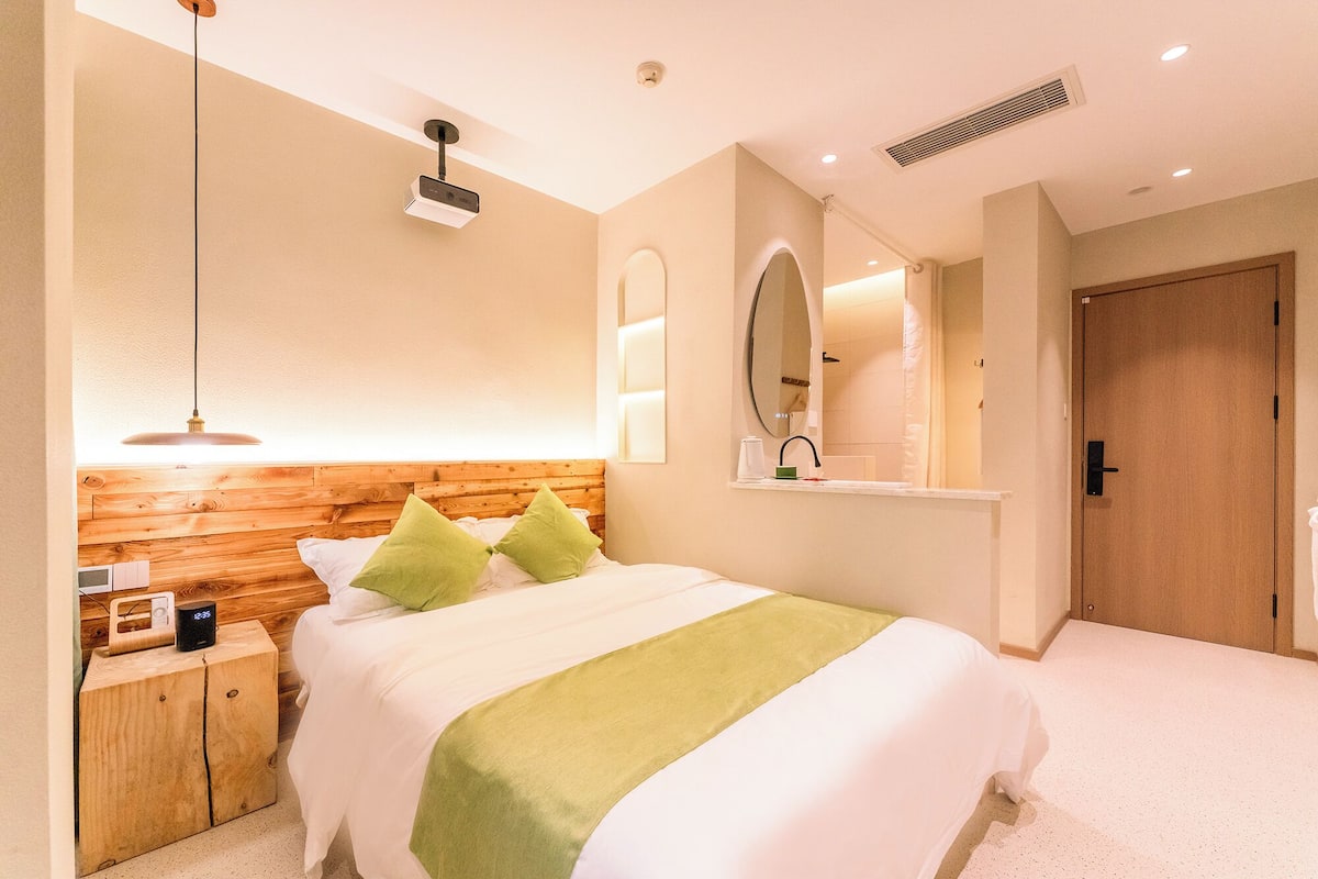 Habitación básica doble | Ropa de cama de alta calidad, edredones de plumas, decoración individual