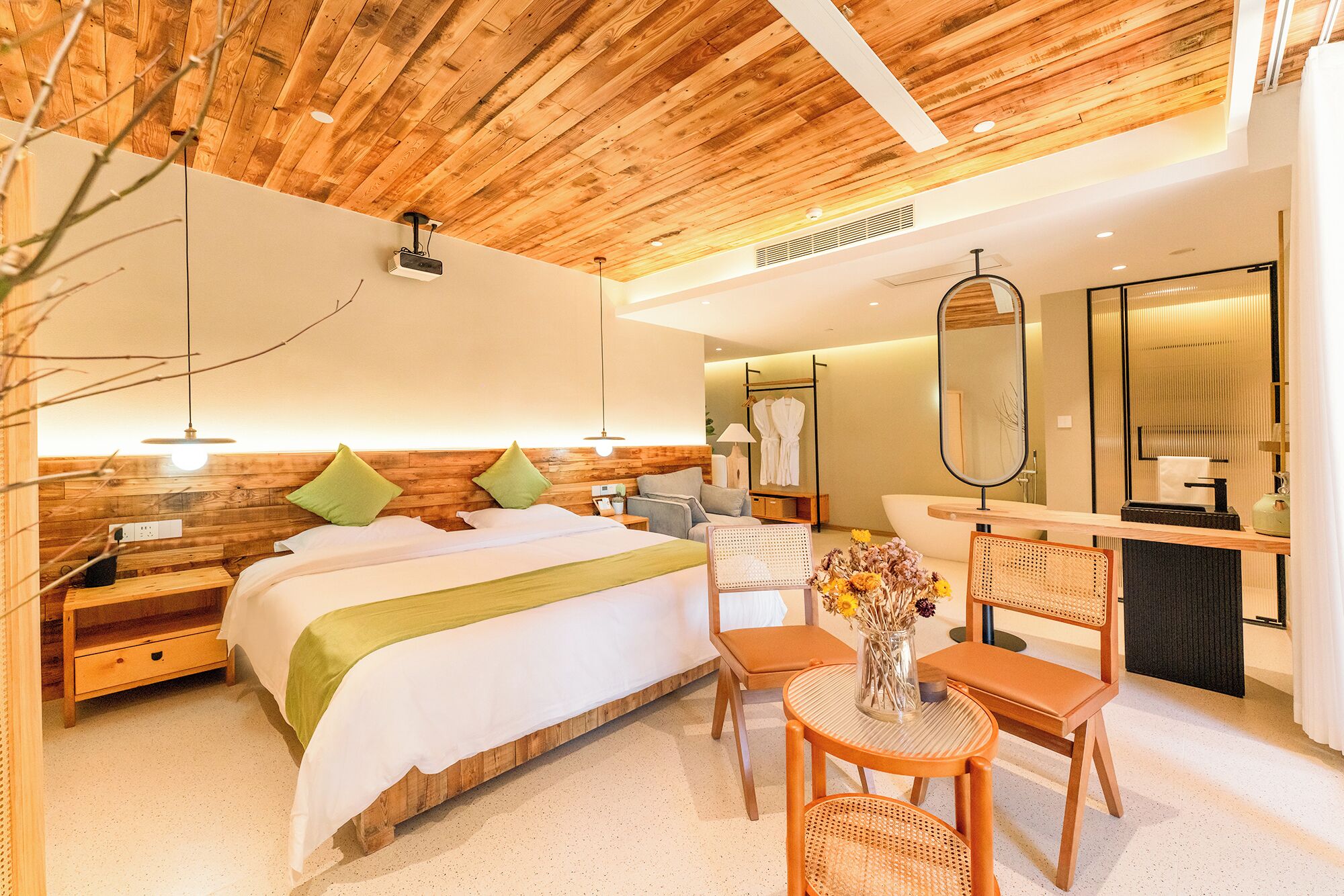 Habitación estándar doble, vistas a la ciudad | Ropa de cama de alta calidad, edredones de plumas, decoración individual
