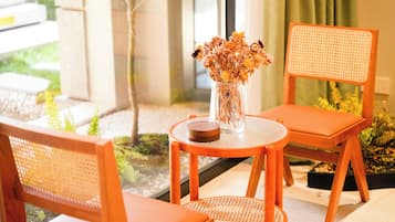 Standard Double Room, City View | Ruang tamu