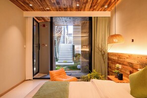 Habitación romántica con 2 camas individuales, vistas a la ciudad | Ropa de cama de alta calidad, edredones de plumas, decoración individual