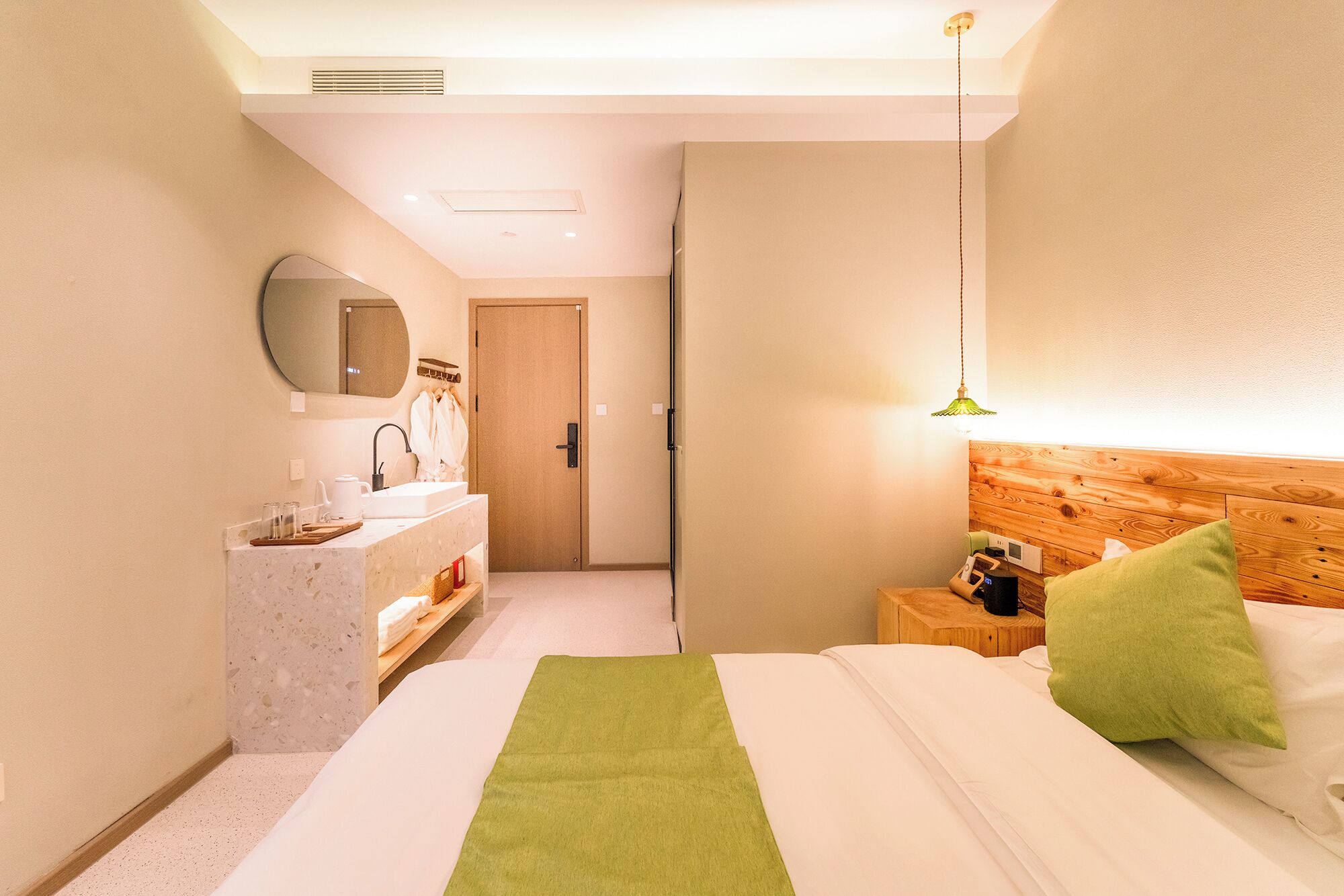 Habitación Confort doble | Ropa de cama de alta calidad, edredones de plumas, decoración individual