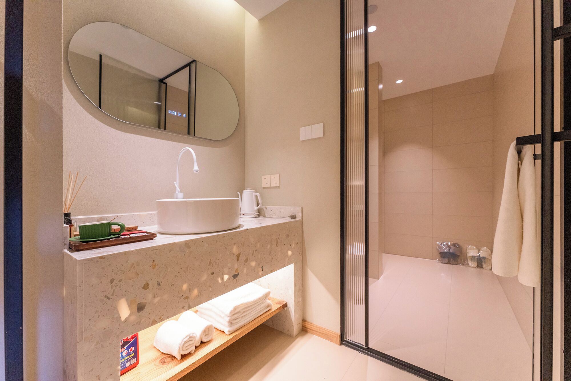 Romantic Double Room, City View | Bilik Mandi | Pancuran mandi, pengering rambut, selipar, tuala disediakan 