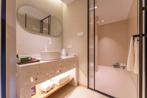 Habitación romántica doble, vistas a la ciudad | Baño | Ducha, secador de pelo, zapatillas y toallas