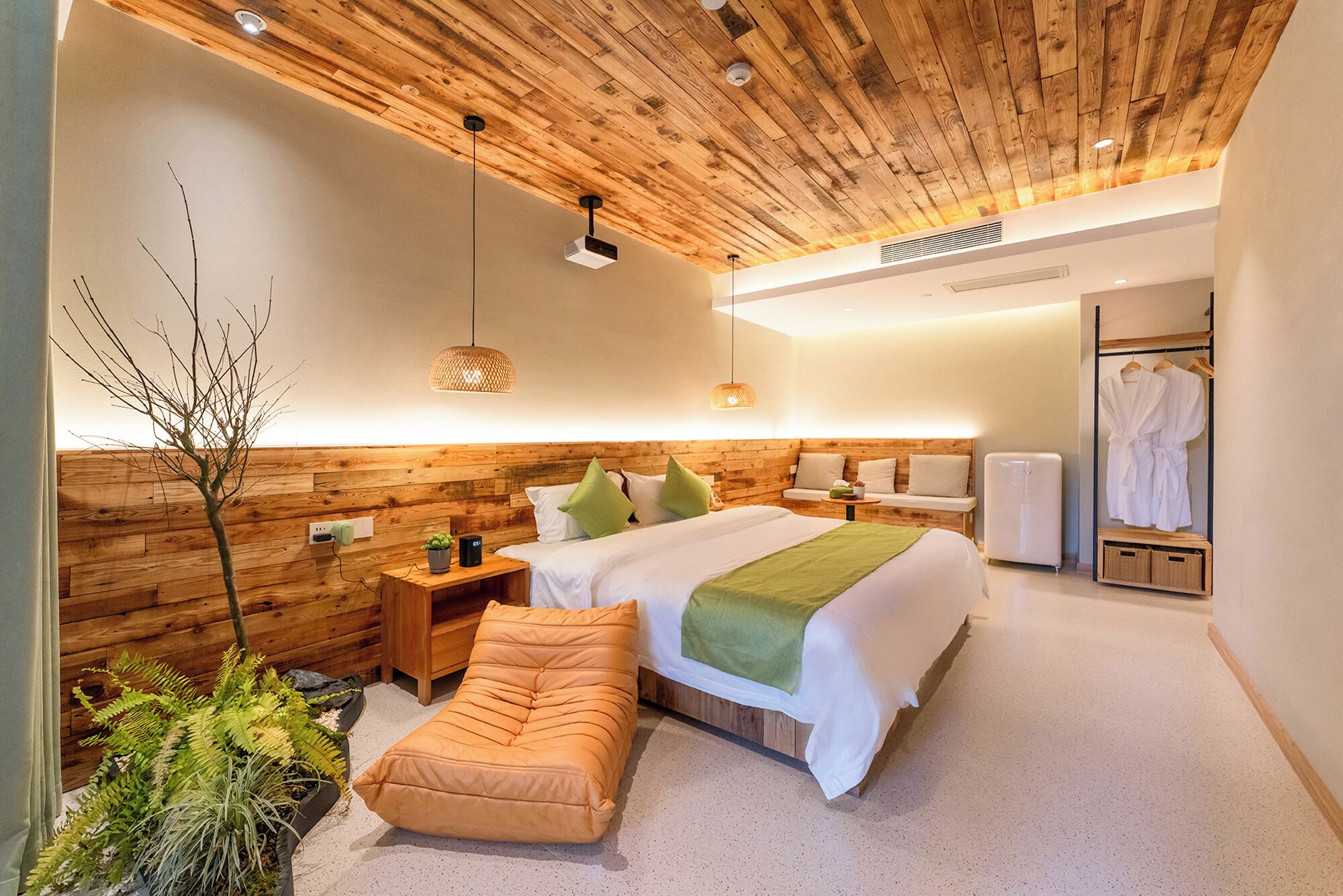 Habitación romántica doble, vistas a la ciudad | Ropa de cama de alta calidad, edredones de plumas, decoración individual