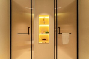Habitación exclusiva doble, vistas a la ciudad | Baño | Ducha, secador de pelo, zapatillas y toallas