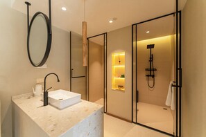 Habitación exclusiva doble, vistas a la ciudad | Baño | Ducha, secador de pelo, zapatillas y toallas