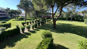 Un giardino curato con siepi ordinate e alberi da frutto.