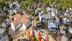 Zona residencial con casas móviles, un parque infantil y una calle.