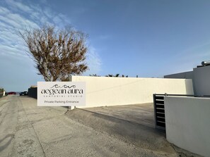 Ein privater Parkeingang mit einem Schild für Aegean Aura Santorini Studio.